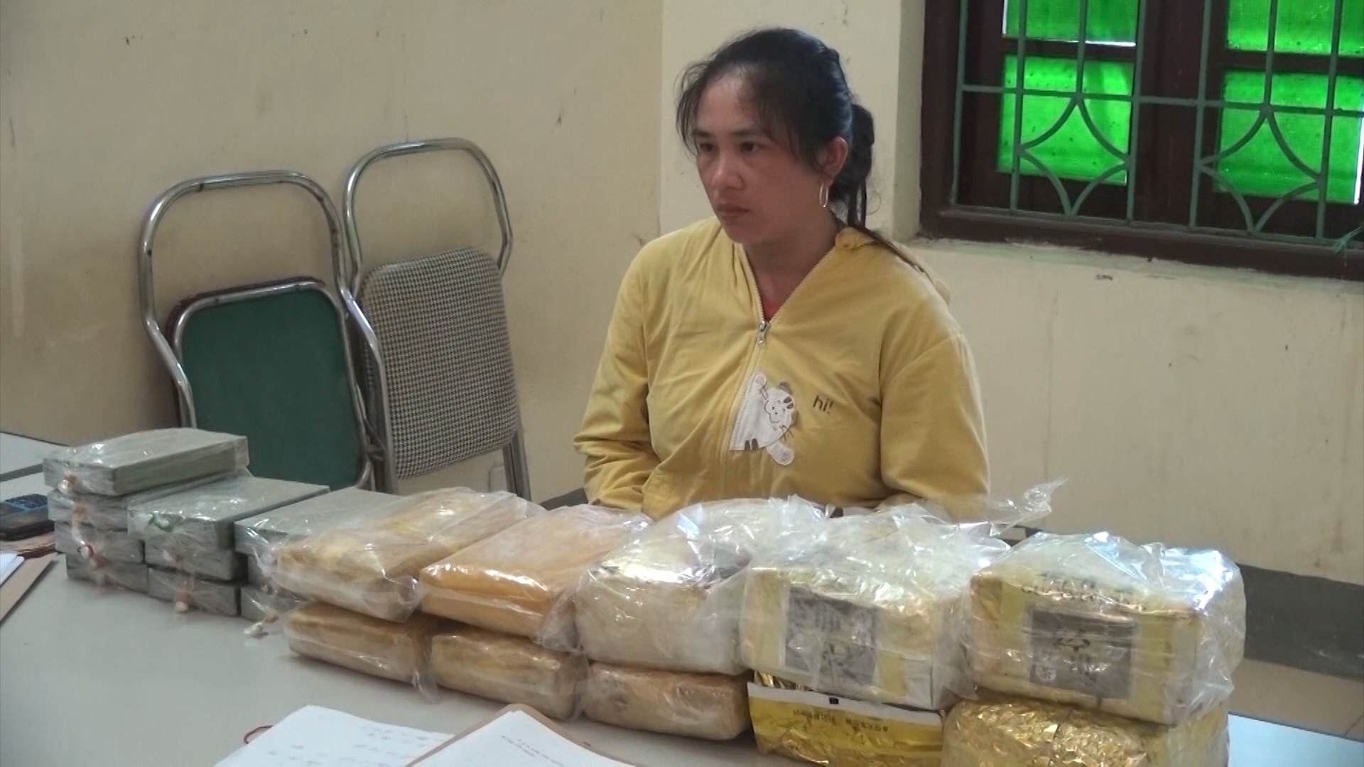 Nguoi phu nu van chuyen 10 banh heroin, 30.000 vien ma tuy hinh anh