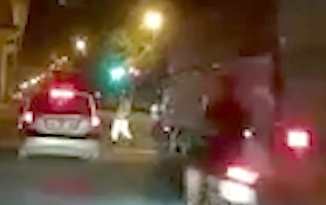 CSGT bi xe may hat vang anh 1