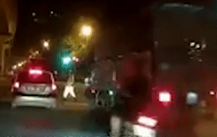 CSGT bi xe may vuot den do tong trung, hat vang hinh anh