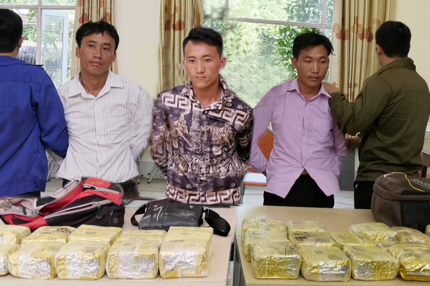 Canh sat mai phuc bat nhom van chuyen 25 kg ma tuy hinh anh