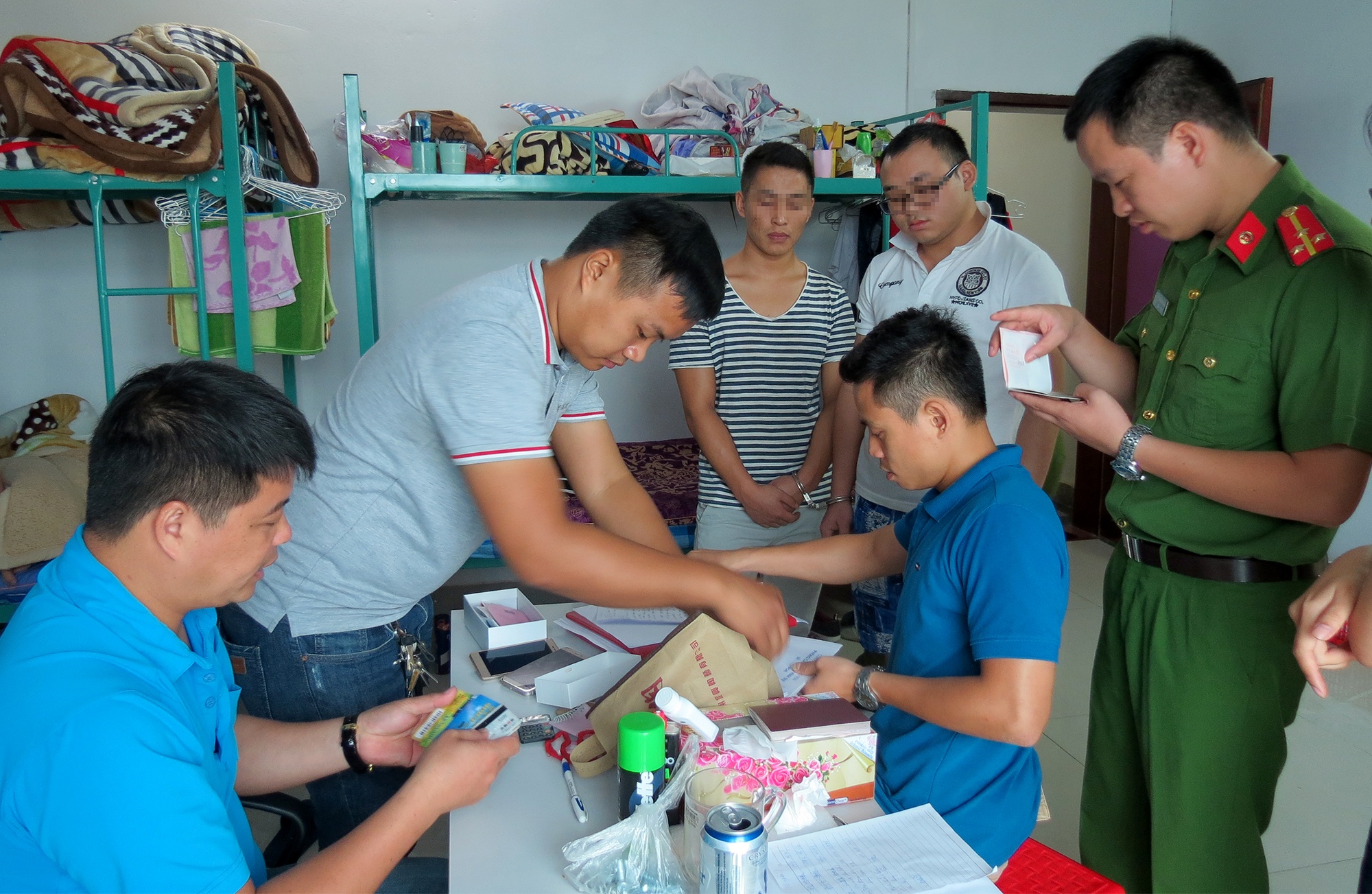 Nhom nguoi Trung Quoc lua dao bang cong nghe cao sa luoi hinh anh