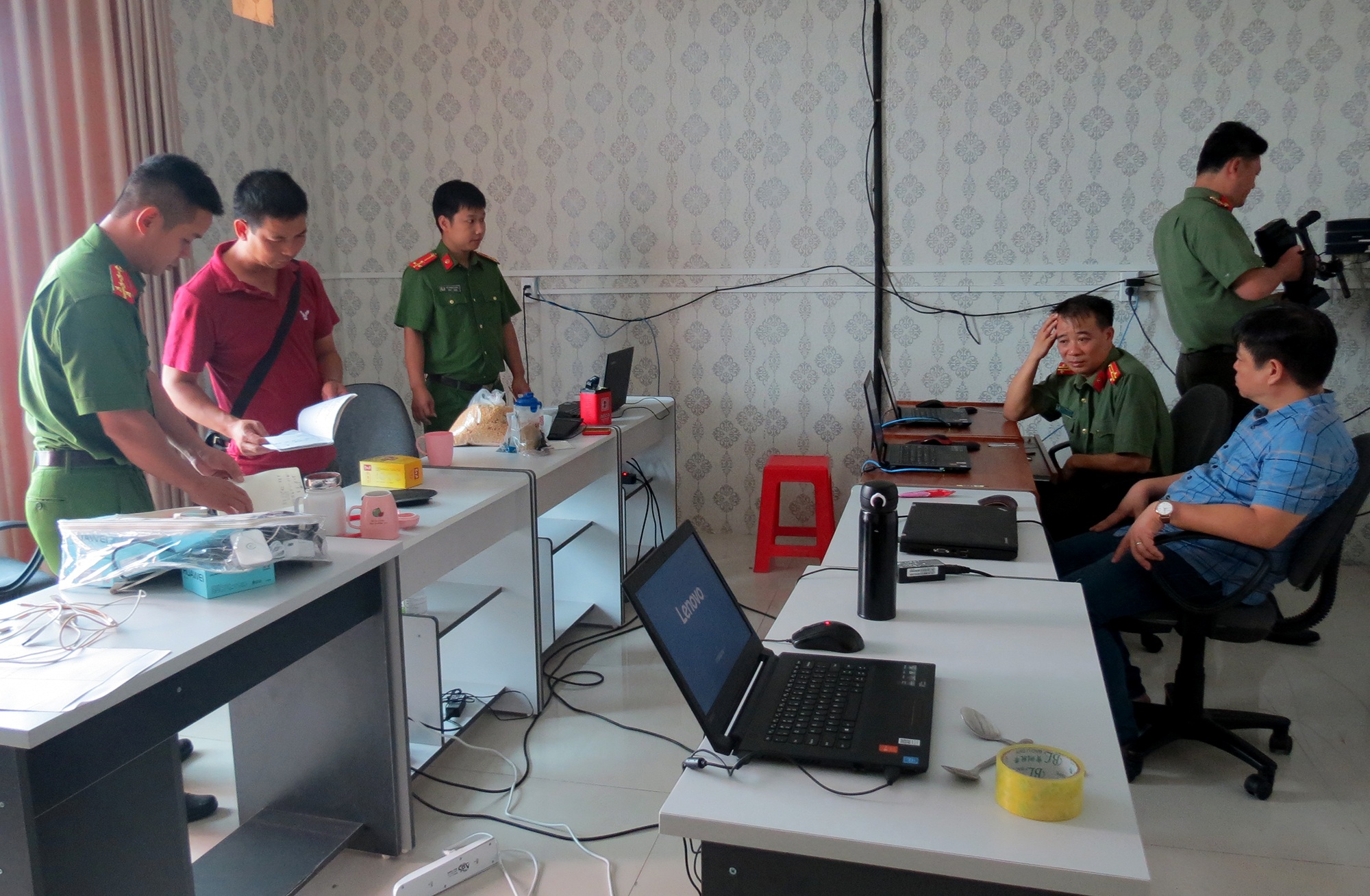 Bat nhom nghi can Trung Quoc lua dao nguoi dau tu chung khoan hinh anh