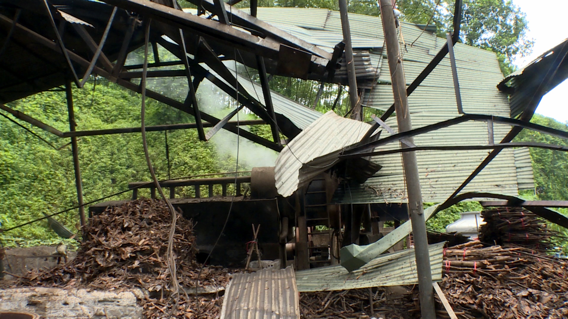 Hien truong vu no lo hap tinh dau que 7.000 lit hinh anh