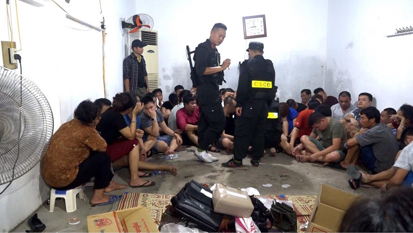 Triet pha soi bac tien ty, tam giu 49 nguoi hinh anh