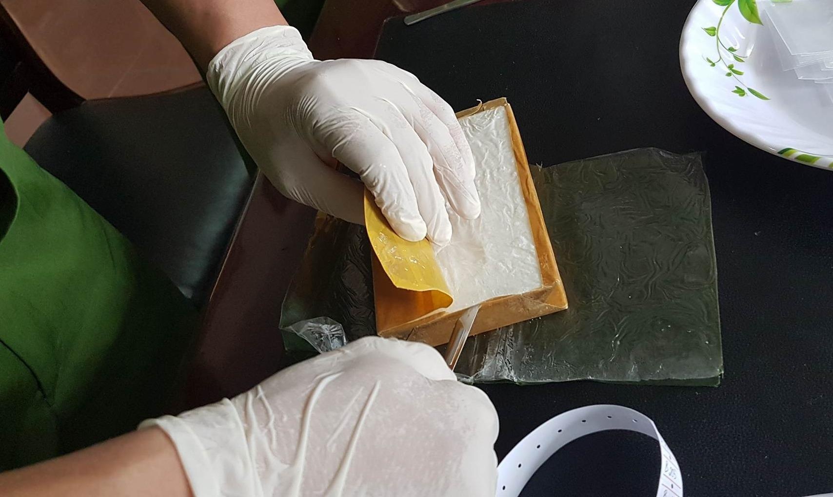 9X bi bat khi van chuyen 5 banh heroin hinh anh