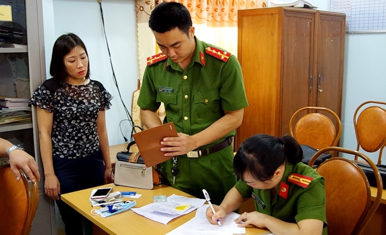 Hai phu nu chiem doat gan 1,5 ty tu lua 'chay viec' hinh anh