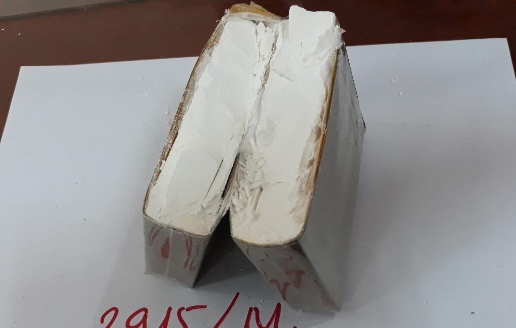 Bat nguoi dan ong giau 2 banh ma tuy trong cap quan hinh anh