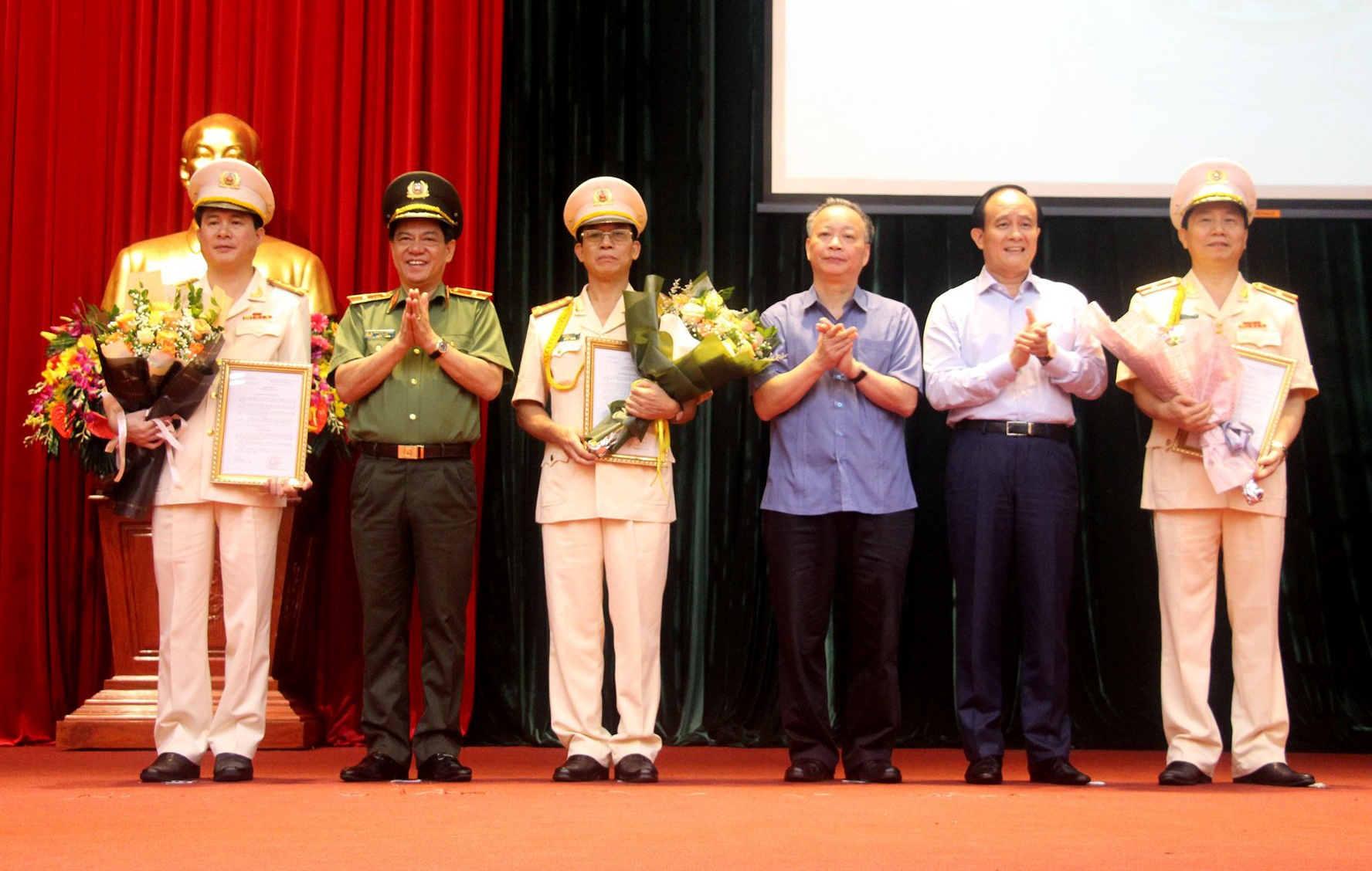 Sáp nhập Cảnh sát PCCC Hà Nội vào Công an Hà Nội ảnh 1 Sap nhap Canh sat PCCC Ha Noi vao Cong an Ha Noi anh 1