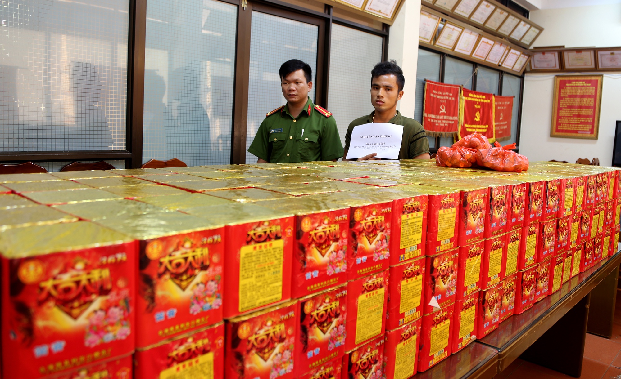 Tai xe cho phao lau vut oto bo chay khi gap canh sat hinh anh