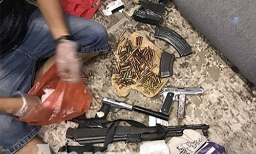 Canh sat thu nhieu sung dan tai nha trum ma tuy hinh anh