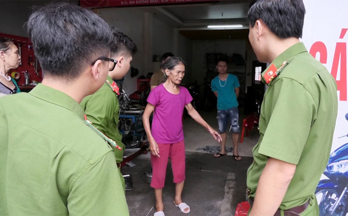 Thanh nien ngao da cam dao khong che nguoi phu nu hinh anh