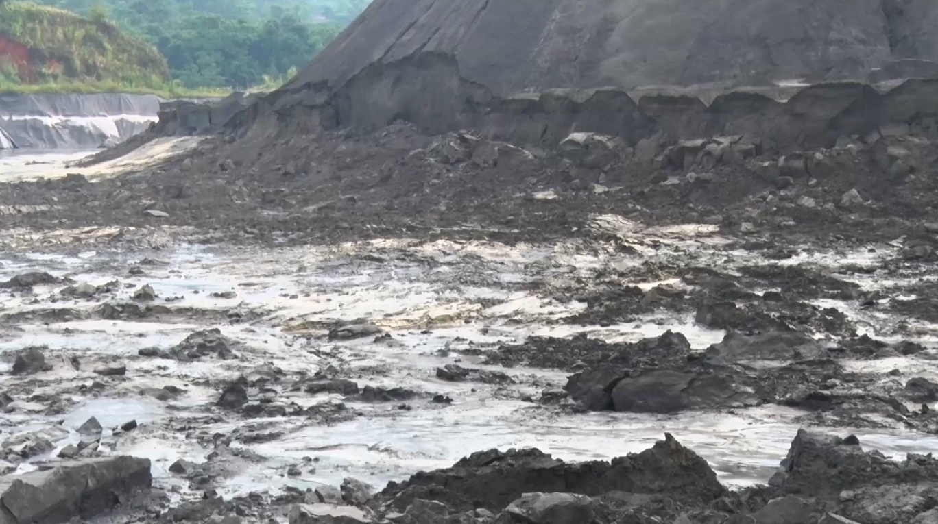 Vo dap chua 45.000 m3 chat thai phan bon hinh anh