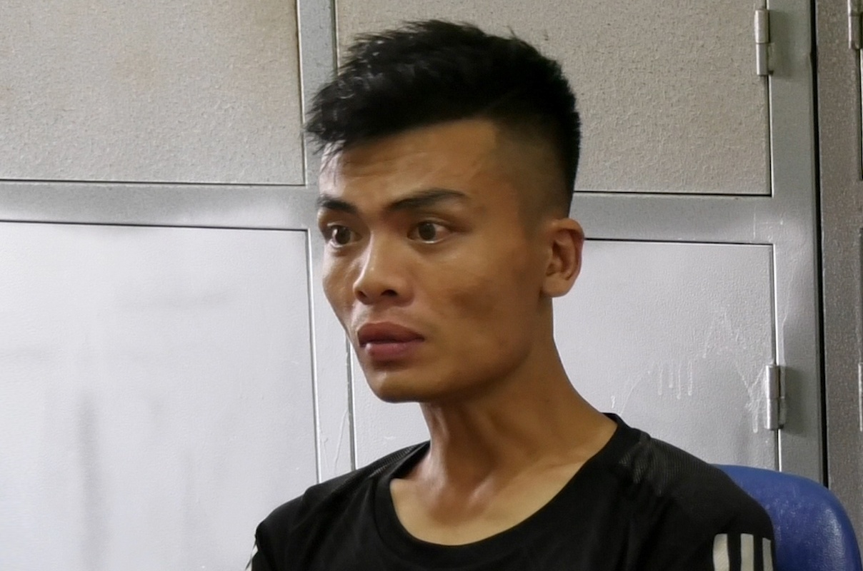 Thanh nien ngao da cam dao khong che ba lao 65 tuoi hinh anh