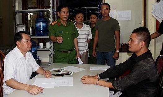 Nguoi phu nu vat lon voi nhom cuop tiem vang mang theo sung hinh anh