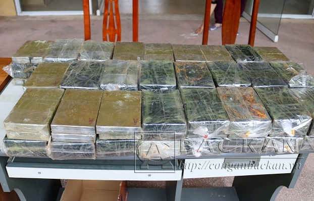 198 bánh heroin giấu trong máy xúc ảnh 1 198 banh heroin giau trong may xuc anh 1