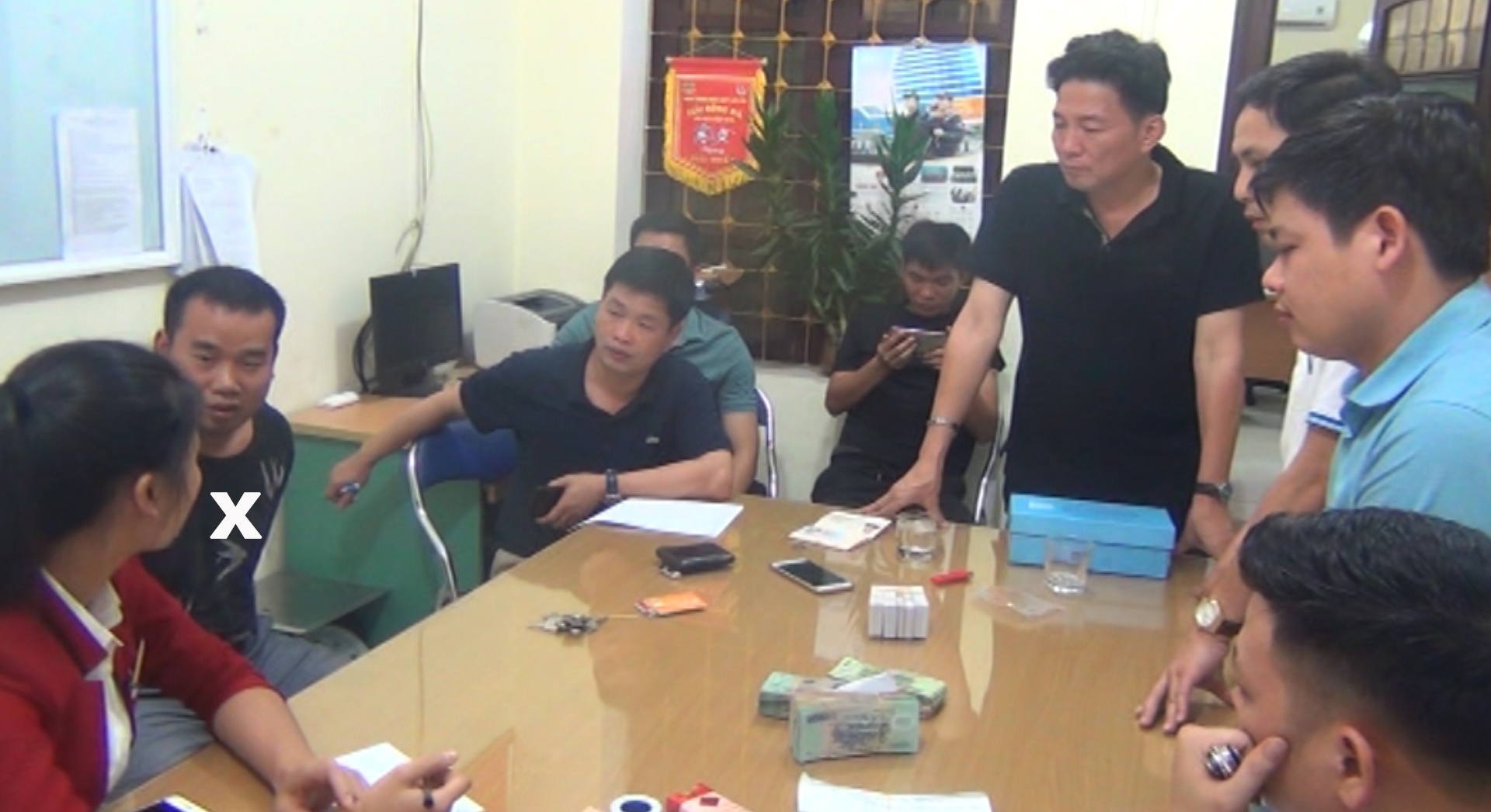 Nguoi dan ong Trung Quoc mang rut tien bang the ATM anh 2