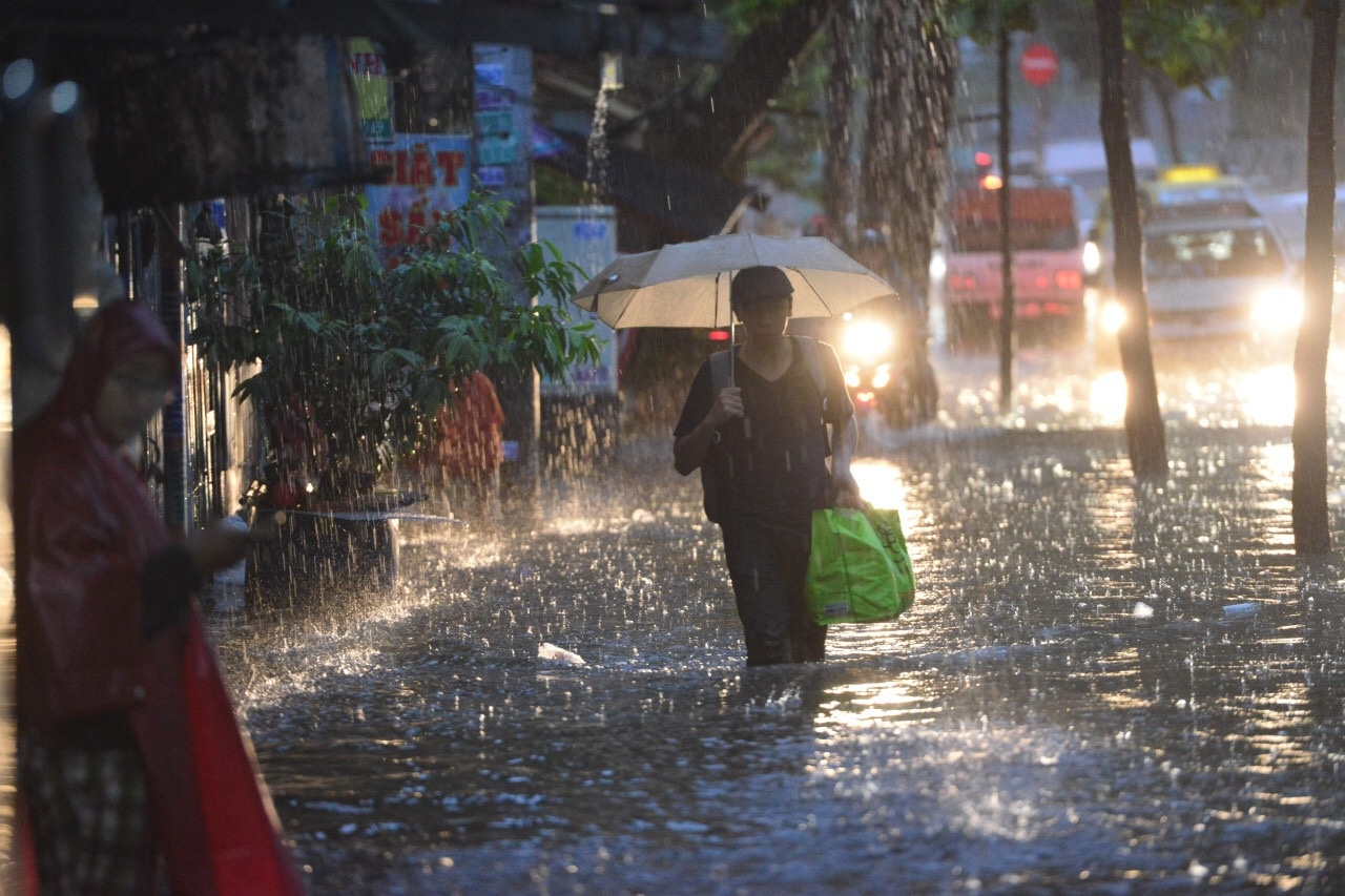 Bao so 9 suy yeu thanh ap thap, Sai Gon dang ngap nang hinh anh