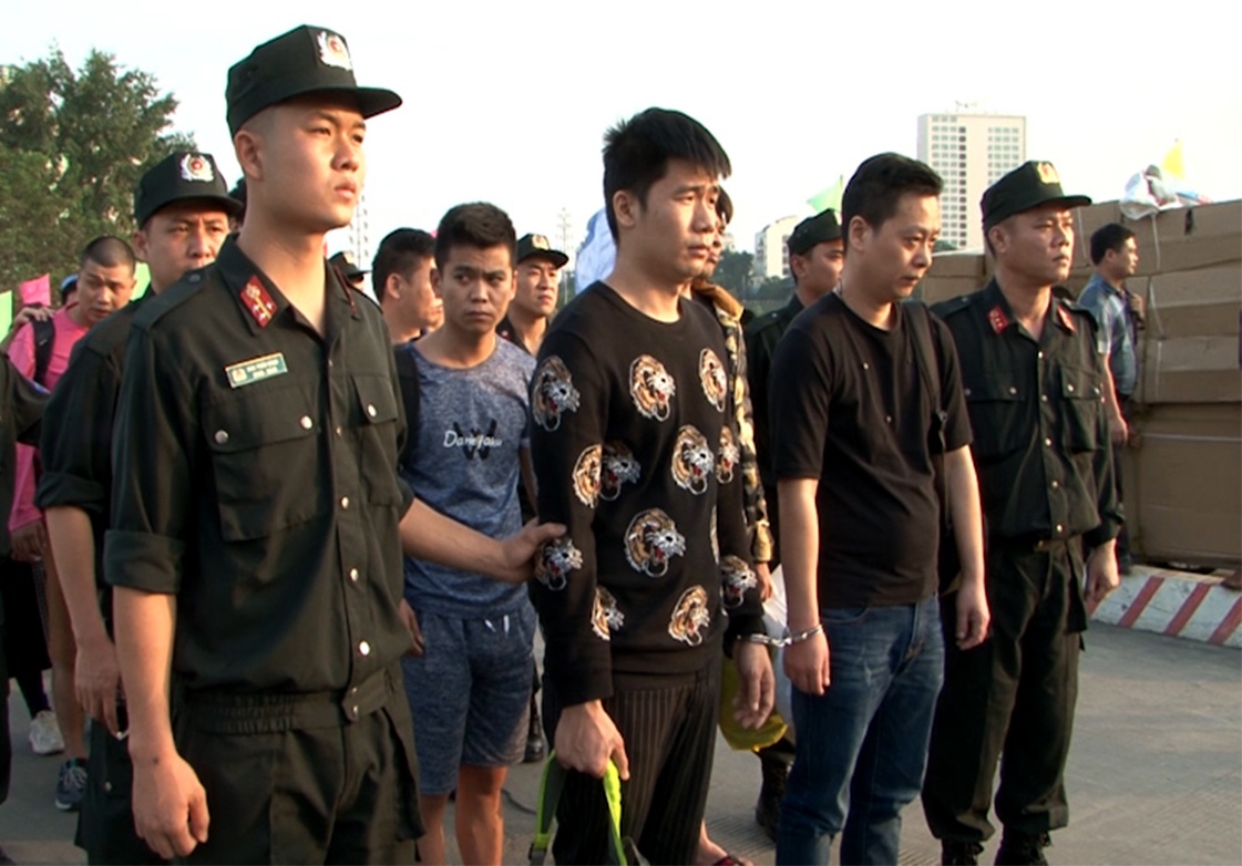 Ban giao nhom lua dao qua mang cho cong an Trung Quoc hinh anh