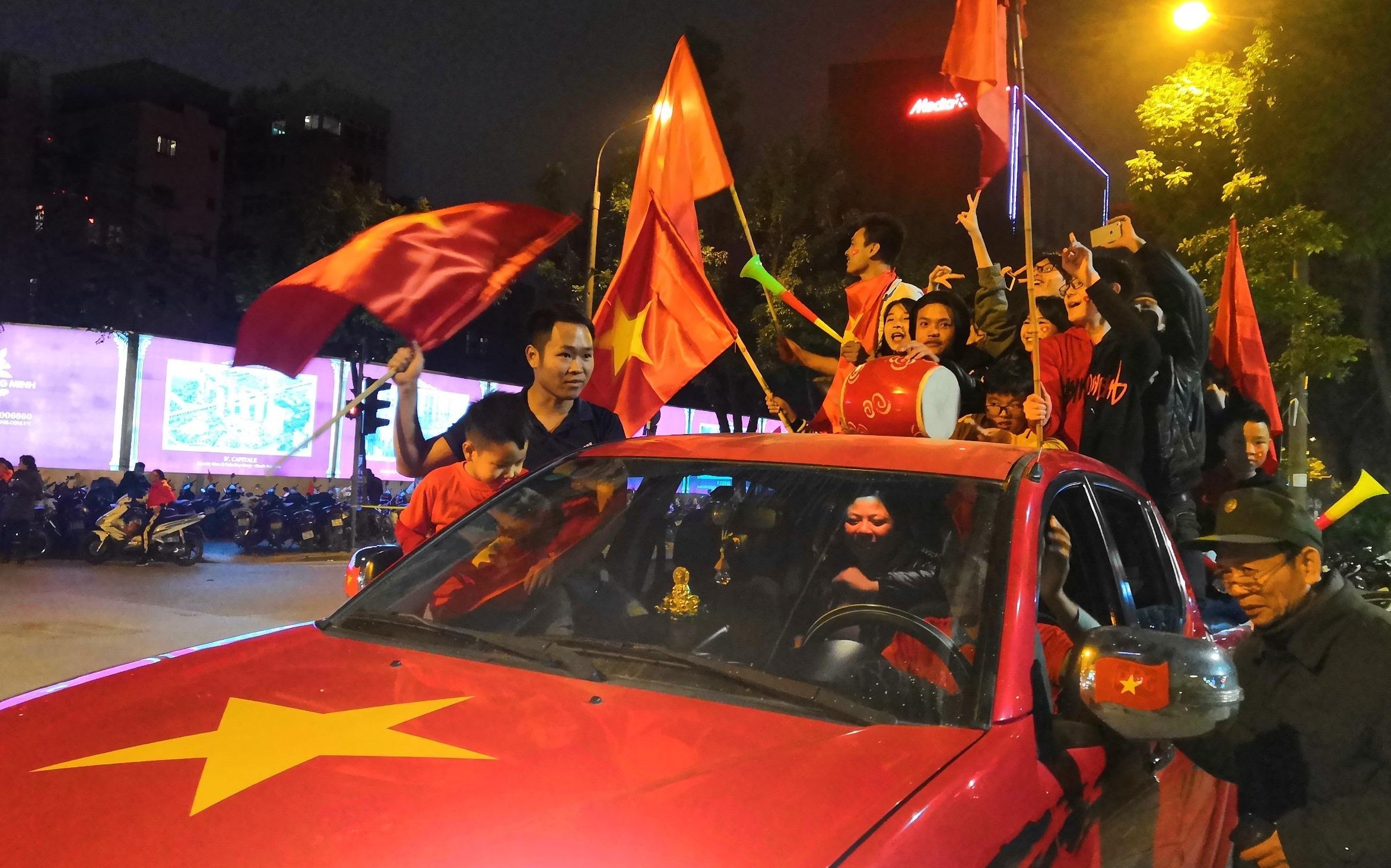 CDV khap ca nuoc nhay mua an mung chuc vo dich AFF Cup 2018 hinh anh