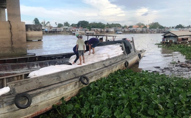 Bo Cong an pha duong day buon gan 100 tan hang lau tren song hinh anh