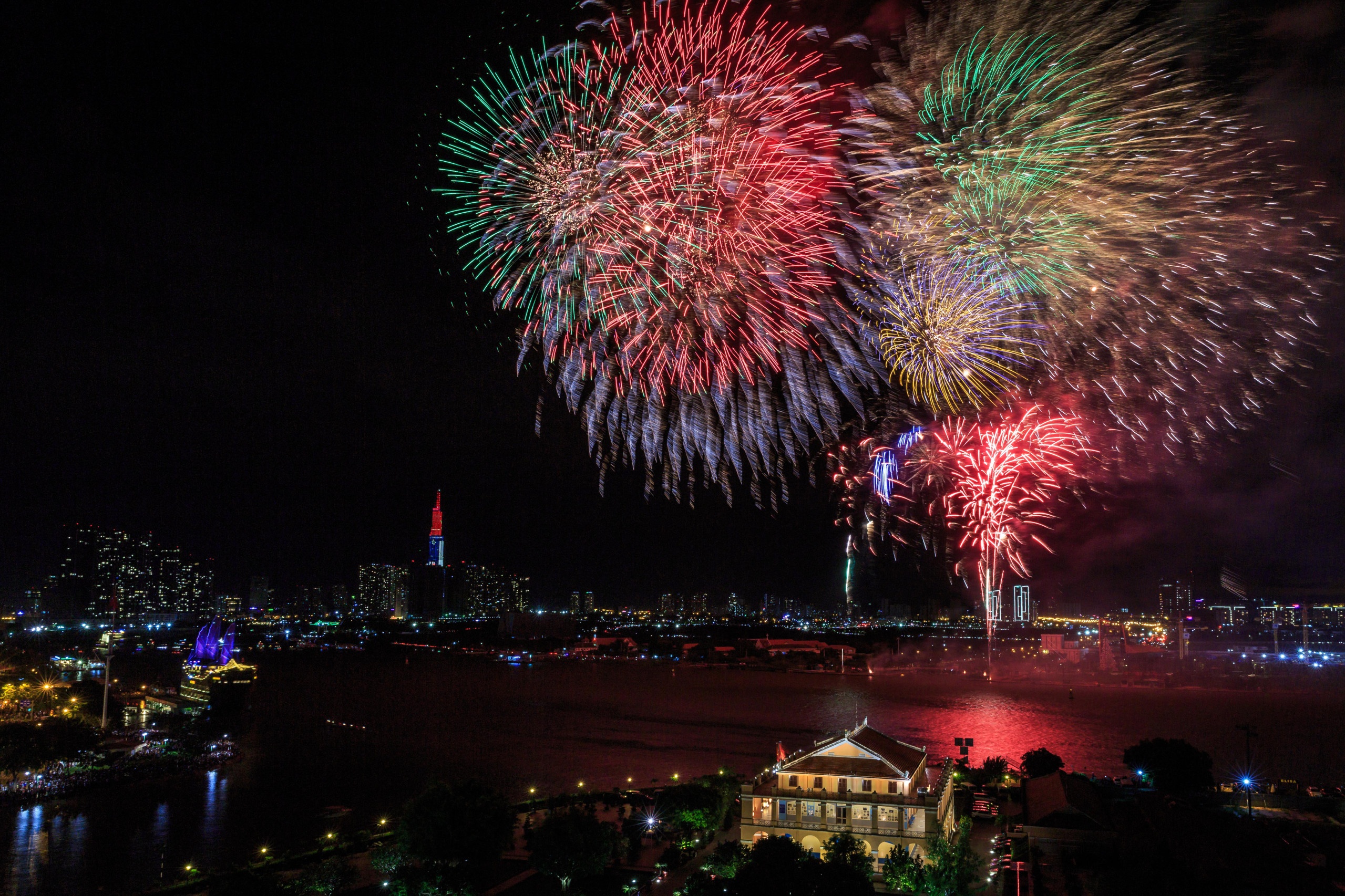 Bau troi Sai Gon ruc sang phao hoa chao nam 2019 hinh anh