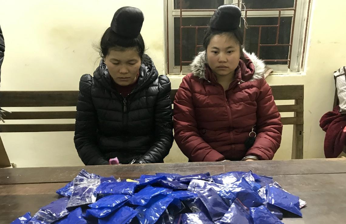 Hai phu nu bi bat khi ban 17.000 vien ma tuy hinh anh