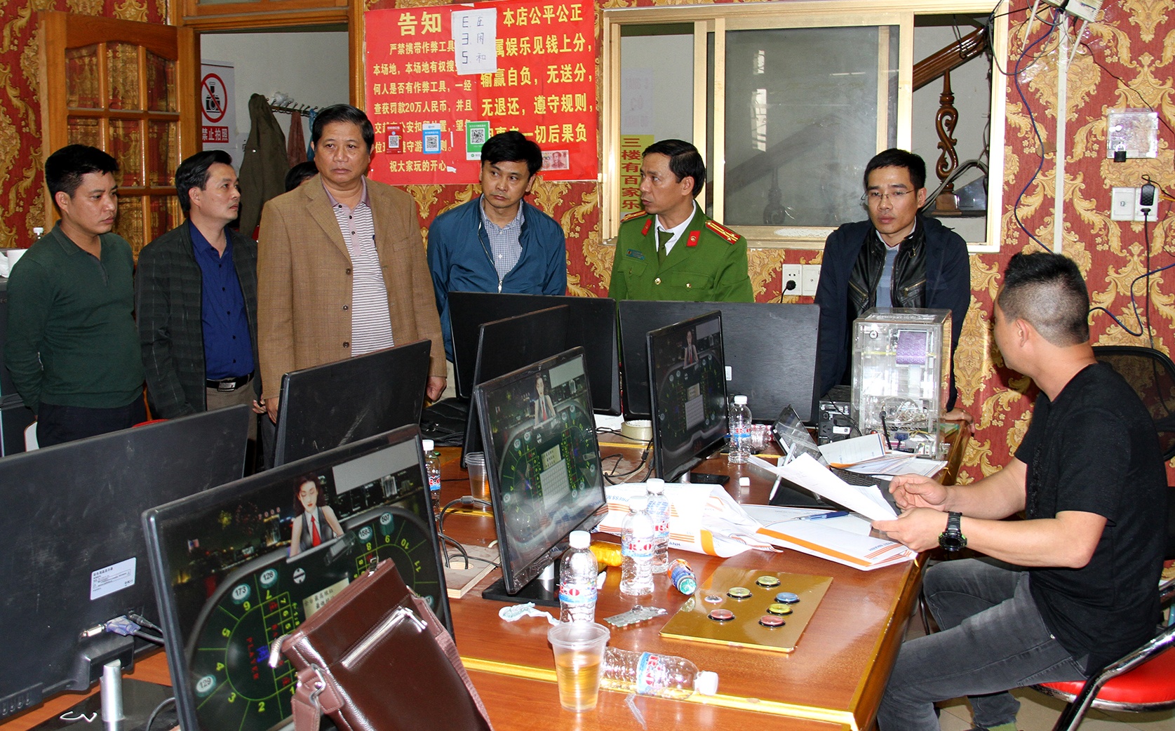 300 canh sat dot kich tu diem co bac nup bong tro choi dien tu hinh anh