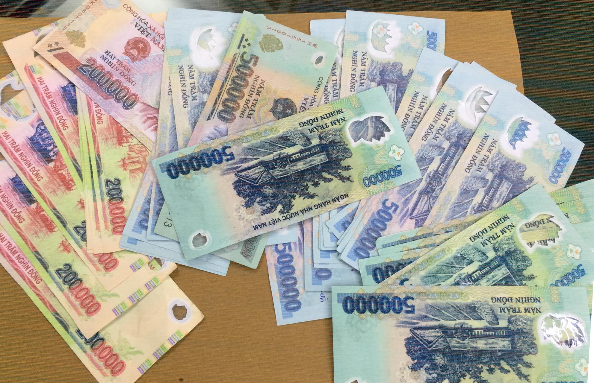 Canh sat hinh su bat nhom dung tien gia mua dien thoai di dong hinh anh