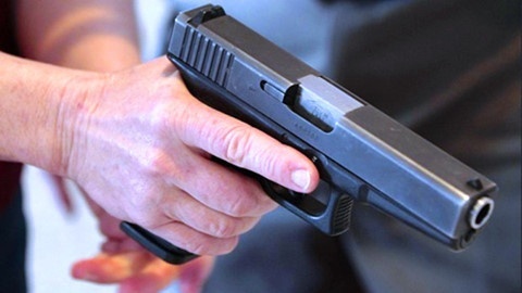 Ke dung sung nhua cuop tien ty trong chung cu cao cap linh 14 nam tu hinh anh