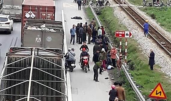 Hien truong vu xe tai dam doan nguoi di vieng nghia trang hinh anh