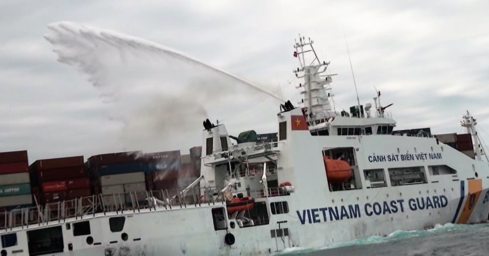 cuu nan tau Singapore boc chay giua bien anh 1