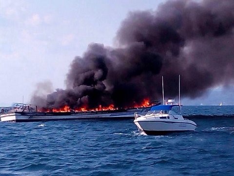 Tau hang nuoc ngoai chay tren bien Ninh Thuan, co nguy co tran dau hinh anh