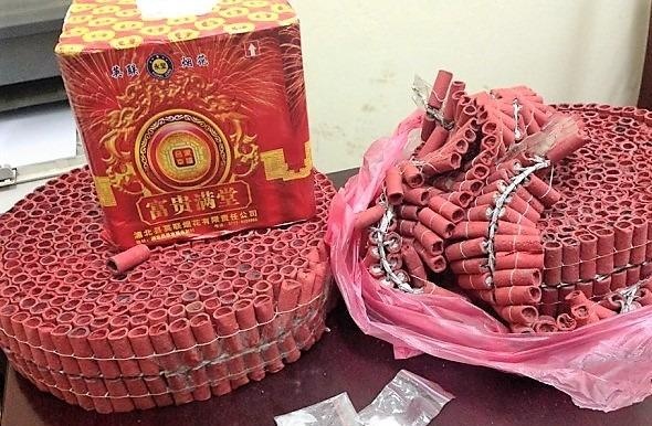 Canh sat thu giu hon 20 tan phao dip Tet hinh anh