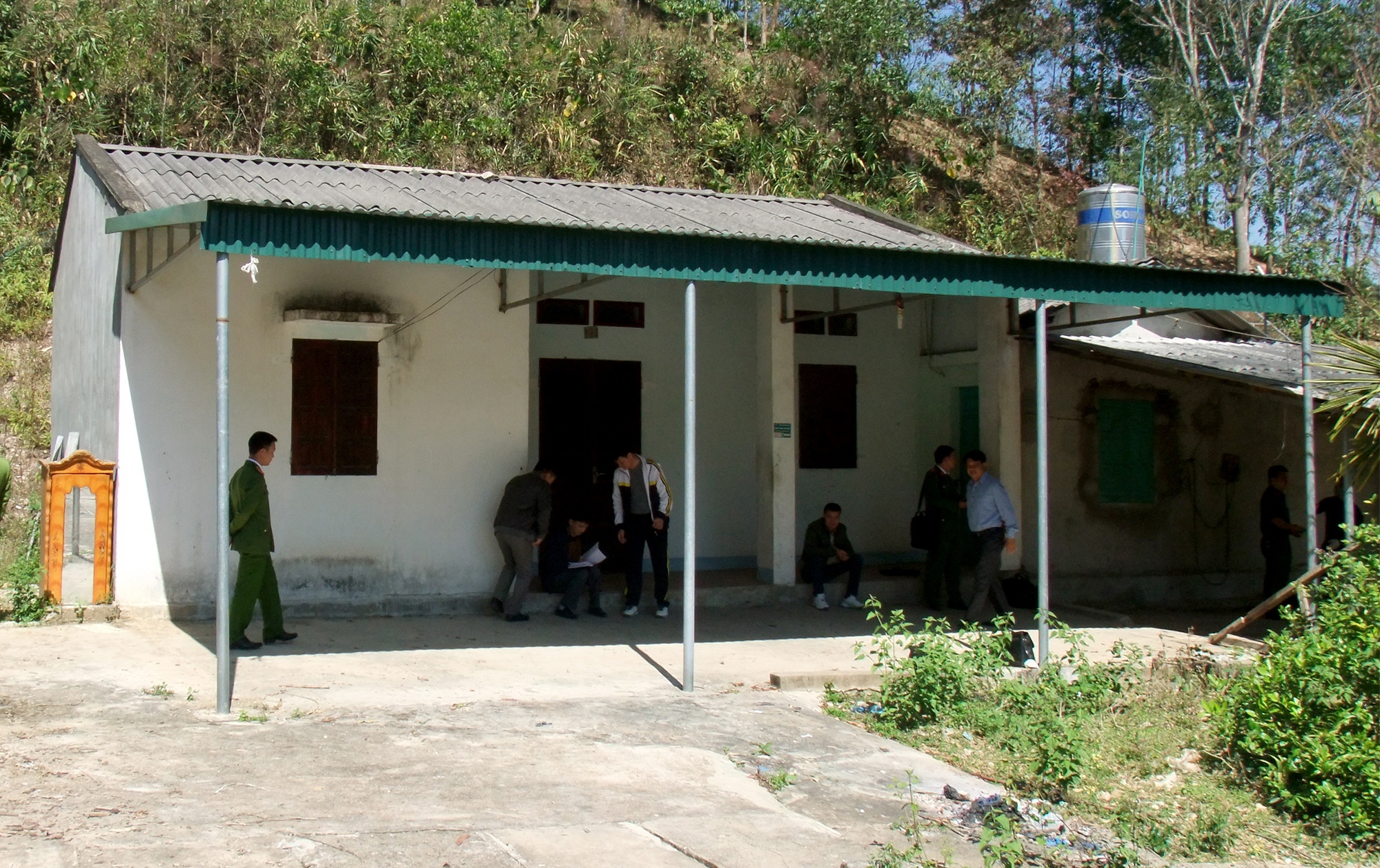 Nu sinh di giao ga anh 1