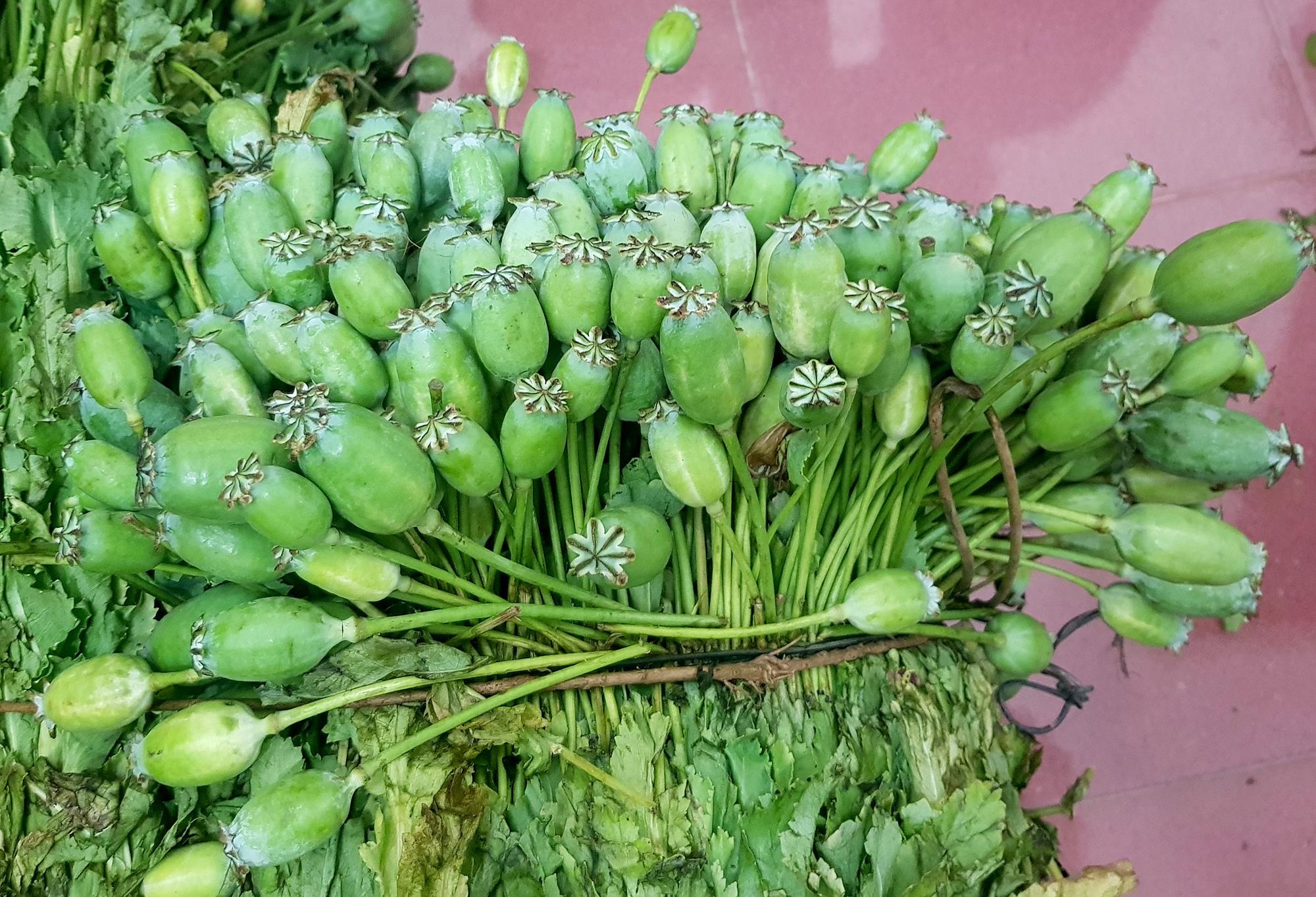 Ru nhau trong thuoc phien tren nuong de ban hinh anh