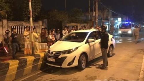 Nguoi dan ruot duoi oto gay tai nan roi bo chay hinh anh