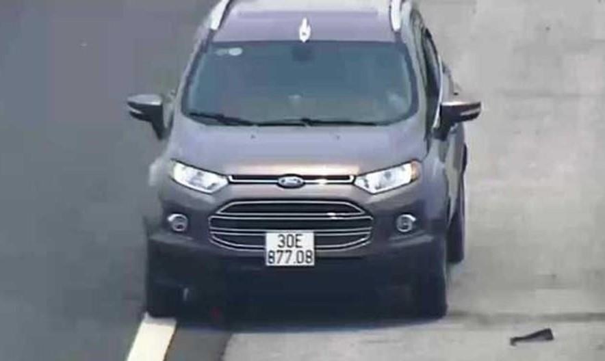 Di nguoc chieu tren cao toc, lai xe bi tuoc giay phep 5 thang hinh anh