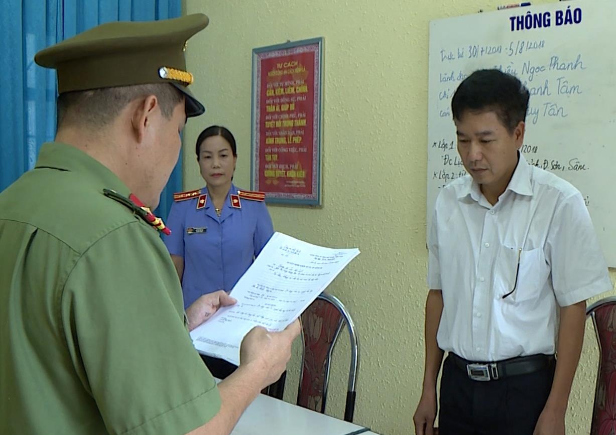 Pho giam doc So GD&DT Son La khai nang diem theo 'chi dao' cua sep hinh anh