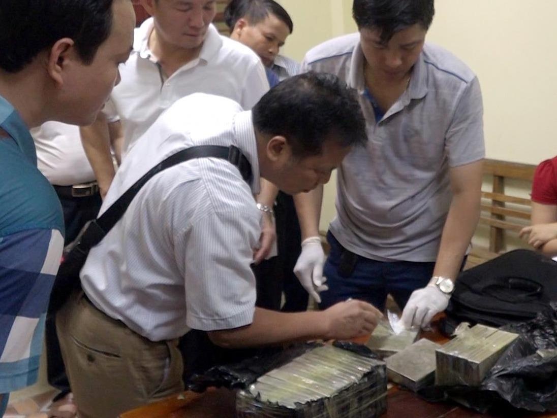 60 canh sat vay bat nhom van chuyen ma tuy xuyen quoc gia hinh anh