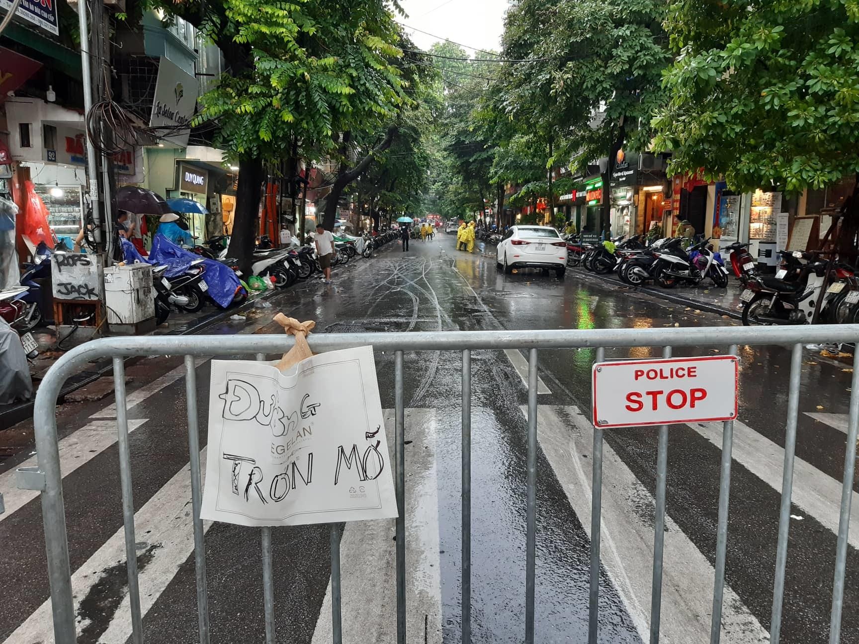 Dau tran ra pho co Ha Noi sau mua, nhieu nguoi di xe may truot nga hinh anh