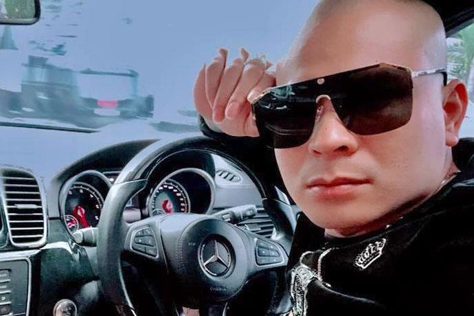 Quang 'Rambo' livestream ke viec doi no thue hinh anh