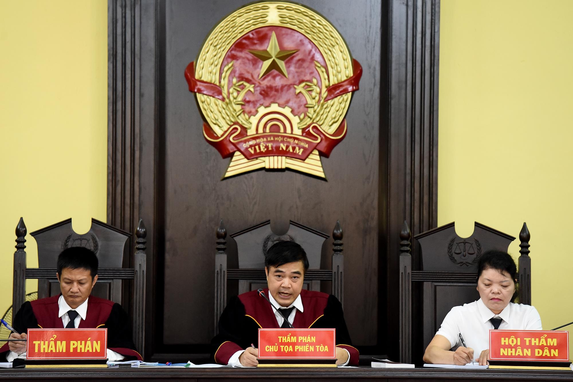 Hoan phien xu vu sua diem thi o Son La hinh anh