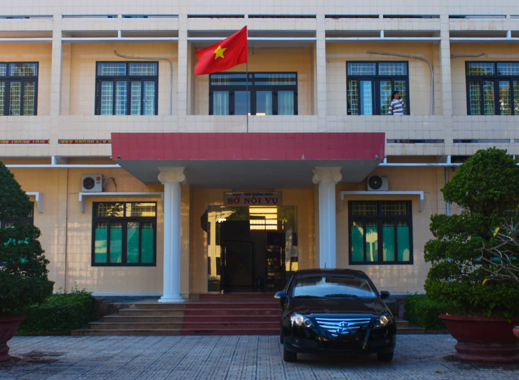 Vi sao con lanh dao o Quang Ngai di du hoc khong ve tinh lam viec? hinh anh