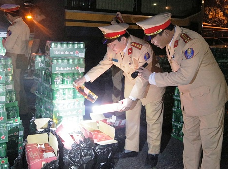 Xe khach cho hang tram ket bia khong ro nguon goc hinh anh