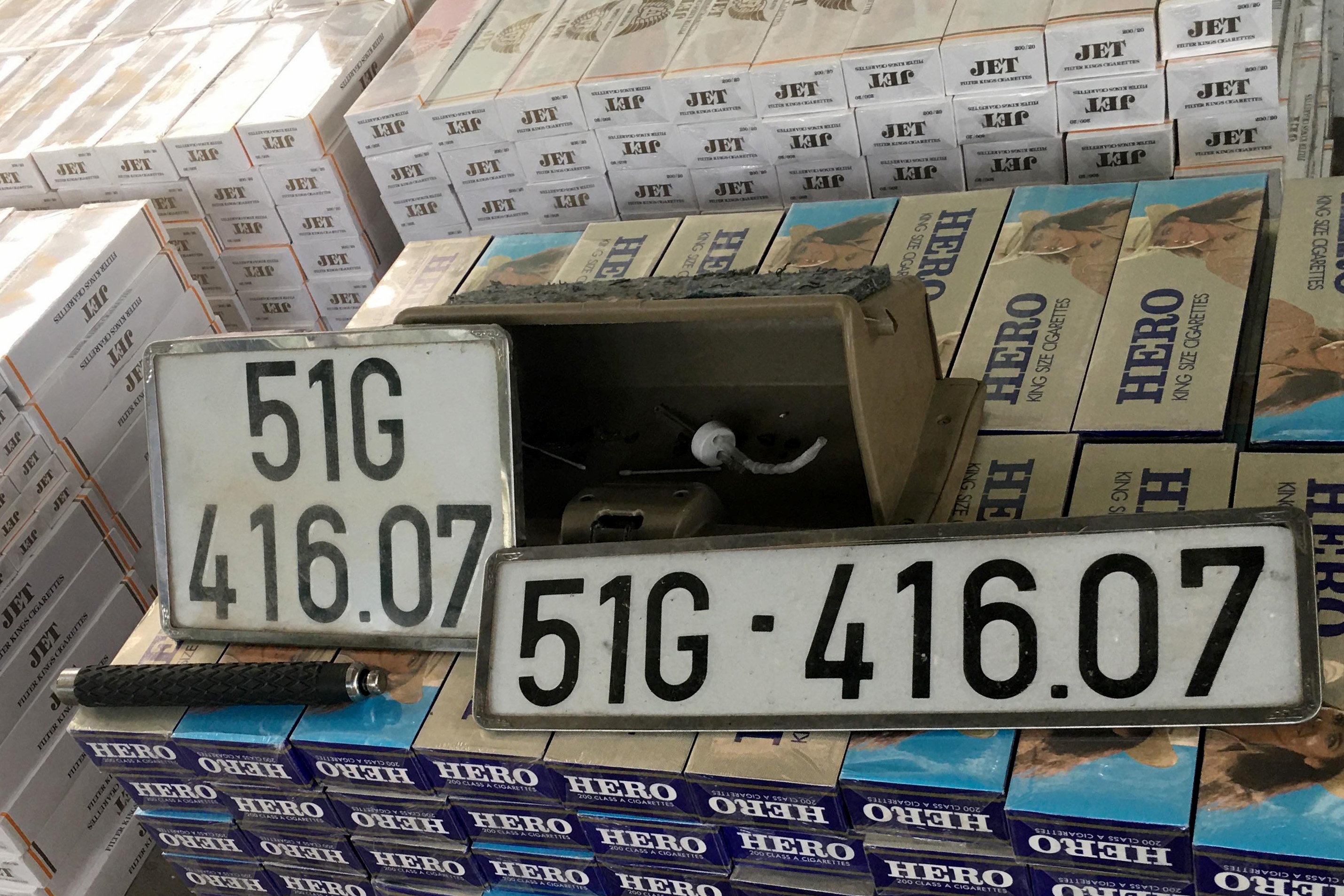 Nhieu bien so gia tren oto cho thuoc la lau gap nan o ham Thu Thiem hinh anh