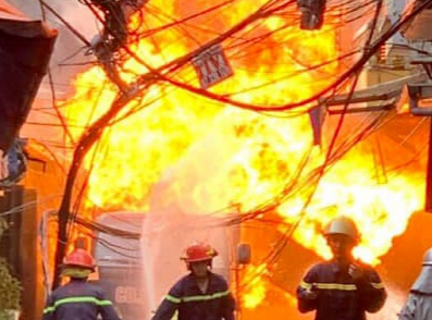 Chay xuong vai o TP.HCM, nguoi dan om tai san thao chay hinh anh