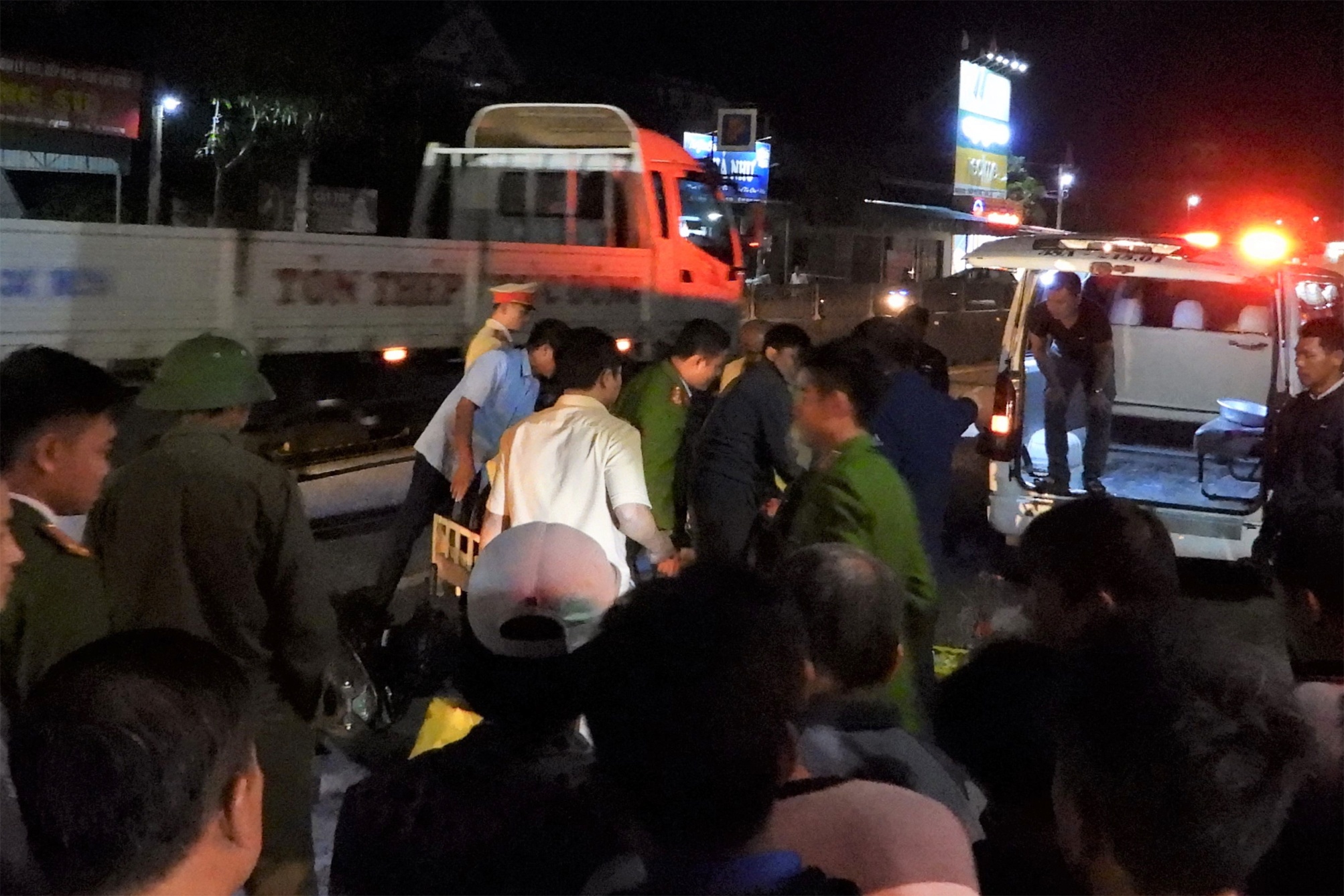 Thieu uy cong an bi cong nong can tu vong hinh anh