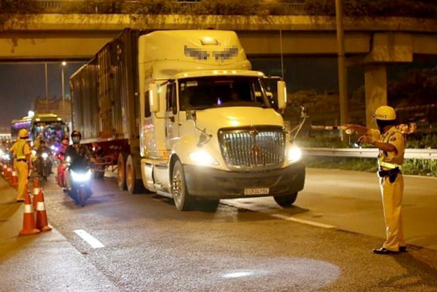 Cong an Dong Nai noi ve viec xu ly 2 trung ta CSGT bao ke xe qua tai hinh anh