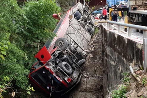 Xe cho hoc vien lop cao cap chinh tri gap nan hinh anh