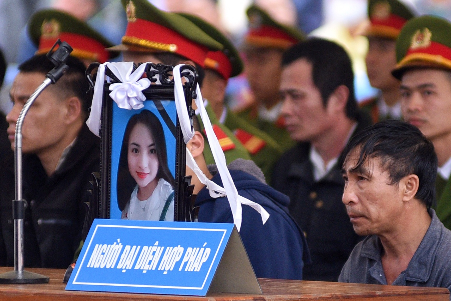 Dan dong loat vo tay khi luat su cua gia dinh Cao My Duyen len tieng hinh anh